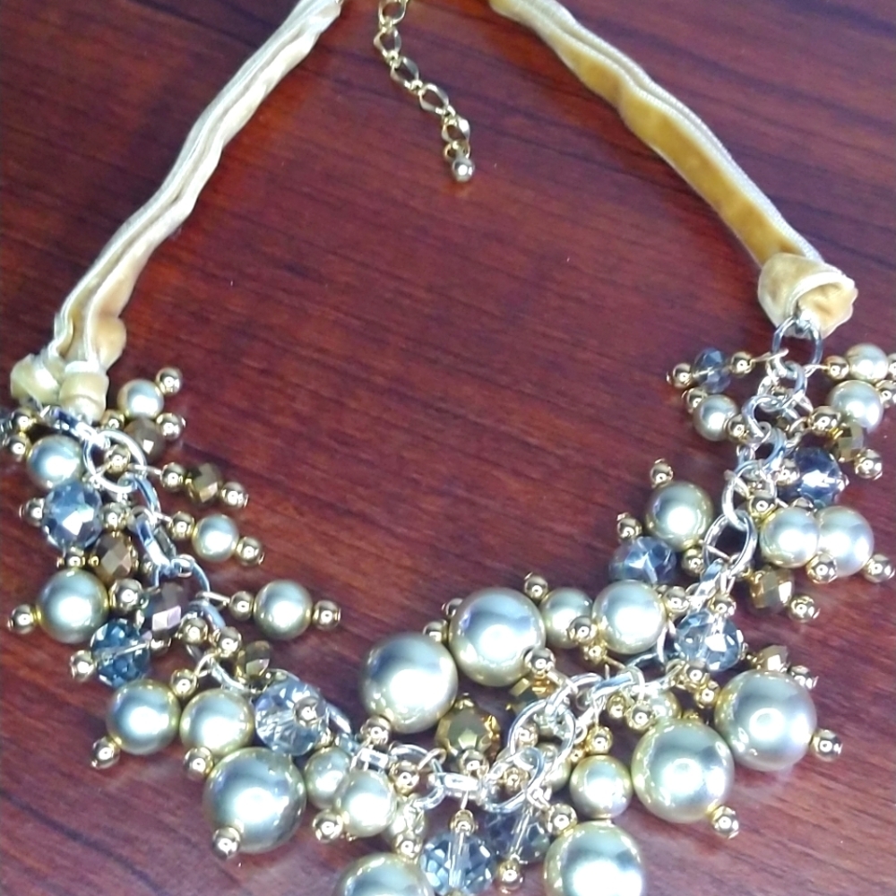 Necklace clear beads gold color strap silver color beads